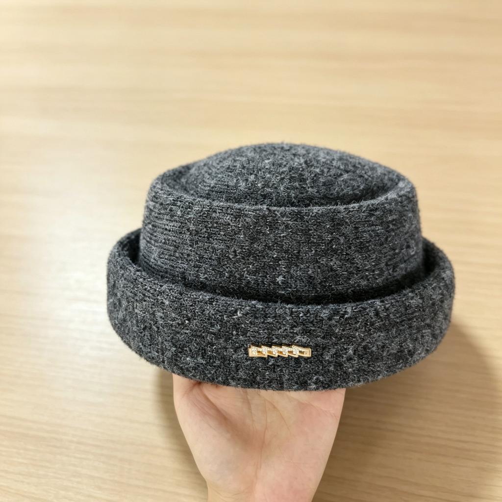 Knitted hat Flat top hat Women's autumn and winter versatile face small metal label retro simple casual hat