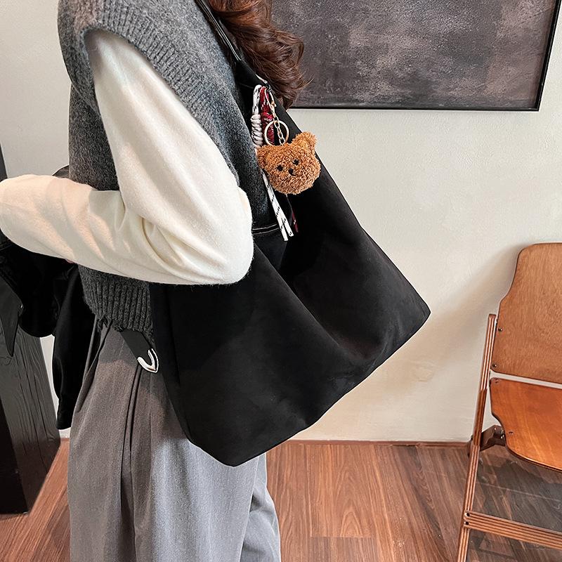 2025 Winter New Niche Women's Bag Fashion Casual Underarm Bag Women's Commuter Large Capacity Tote Bag