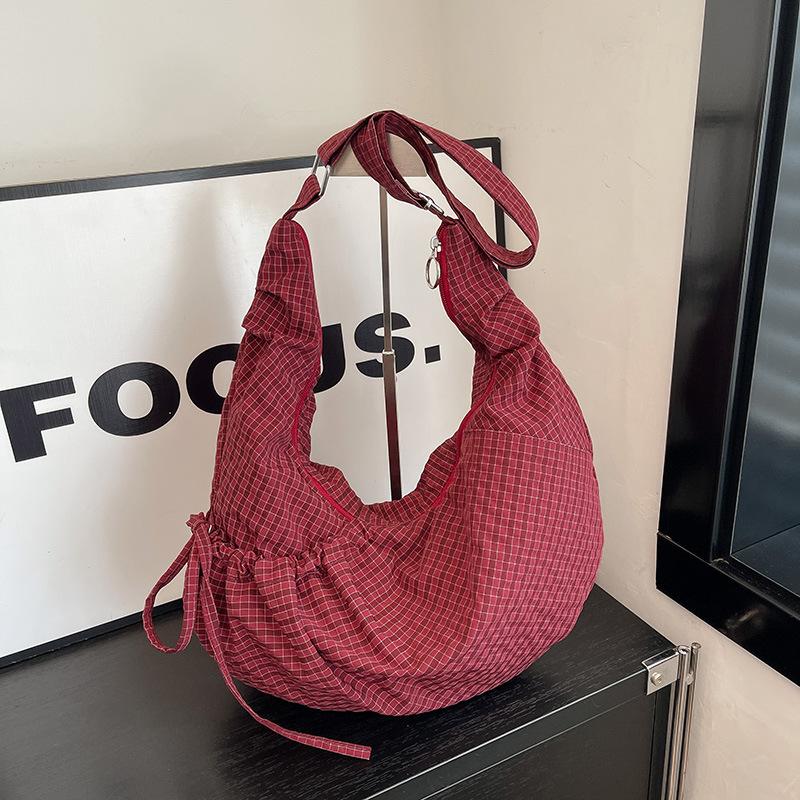 Korean version of fashion plaid shoulder bag 2025 new large-capacity retro commuter messenger bag niche foreign style dumpling bag