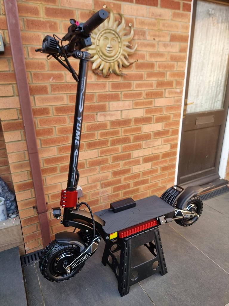 YUME Raptor Elektrická koloběžka 60V30AH 6000W Duální motor 11palcové terénní pneumatiky Maximální rychlost 80 km/h pro dospělé E-koloběžky s Bluetooth