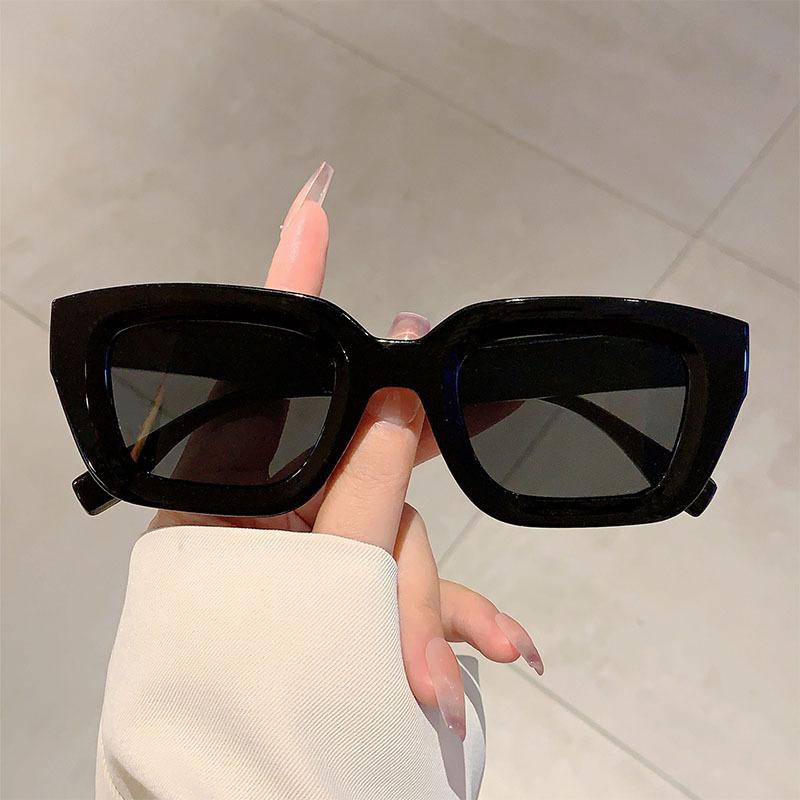 Vintage Luxury Designer Olive Green Square Sunglasses Punk Rivet Outdoor Shades for Women Men Fashion Sun Glasses