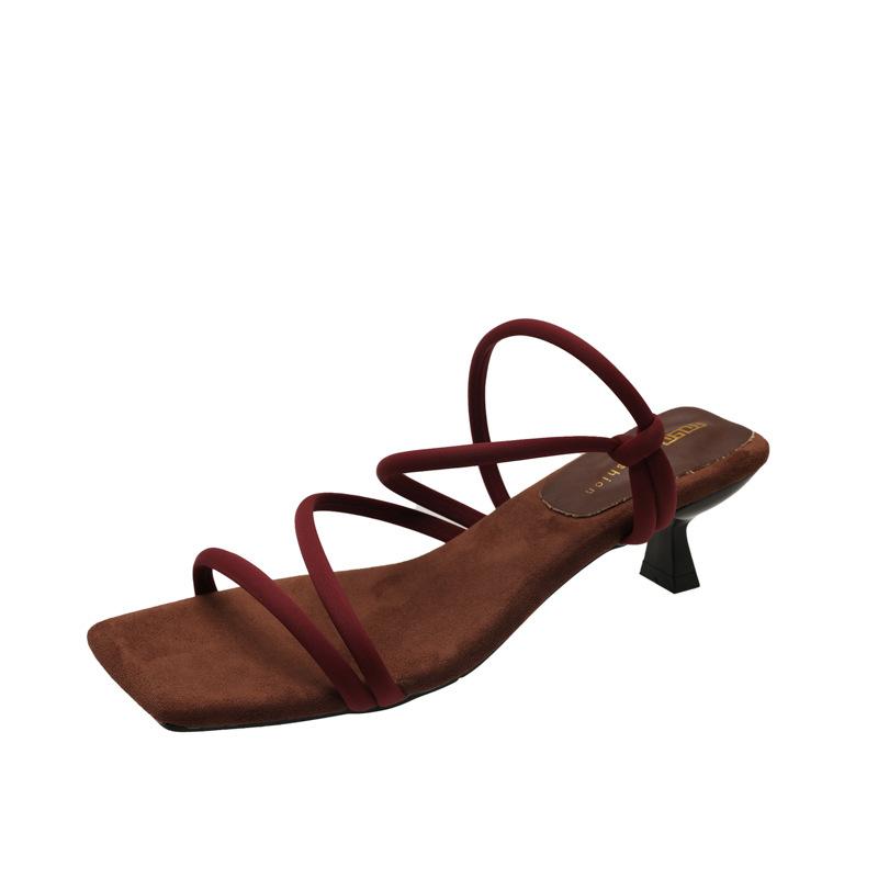 

Летом 2025 года в моде будут сандалии с квадратным носком, открытым носком и ремешком на одно слово на высоком каблуке для женщин и крутые шлепанцы для женщин 40 красный