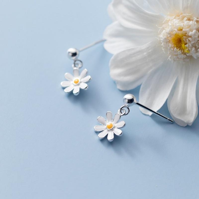Vintage Daisy Flower Ear Buckle Hoop Earrings for Women Girl Delicate Enamel Sunflower Pendant Circle Earrings Summer Jewelry