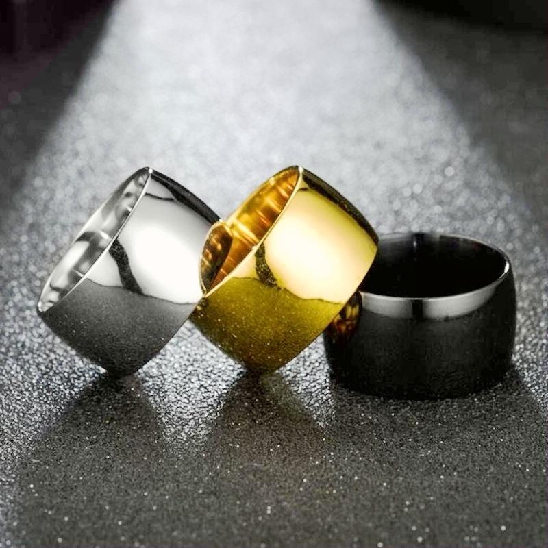 Anello da uomo in acciaio al titanio: Gioielli di Moda in Acciaio Inossidabile con Superficie Liscia Larga.