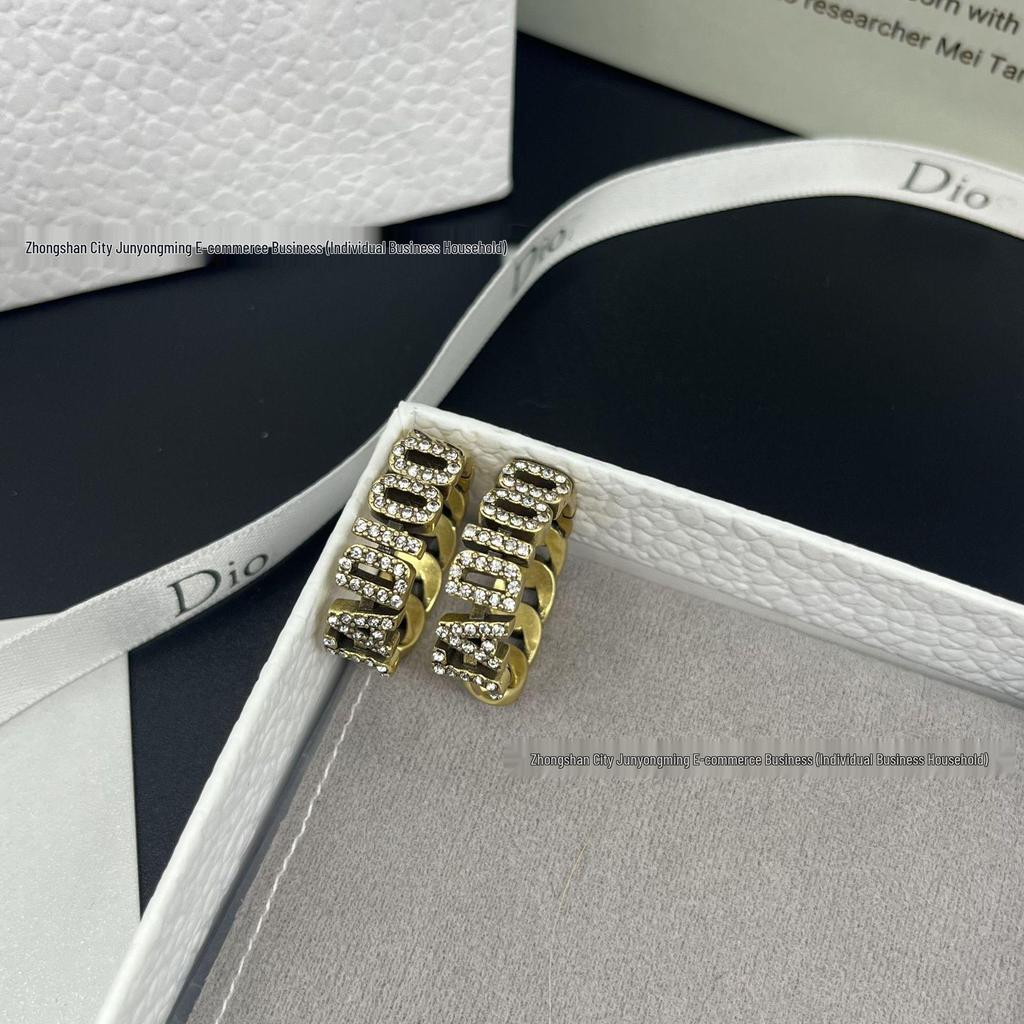 Di Jia Antique Bronze Wheat Ear Letter Stud Earrings - Women's Retro Style with Full Diamond Detailing