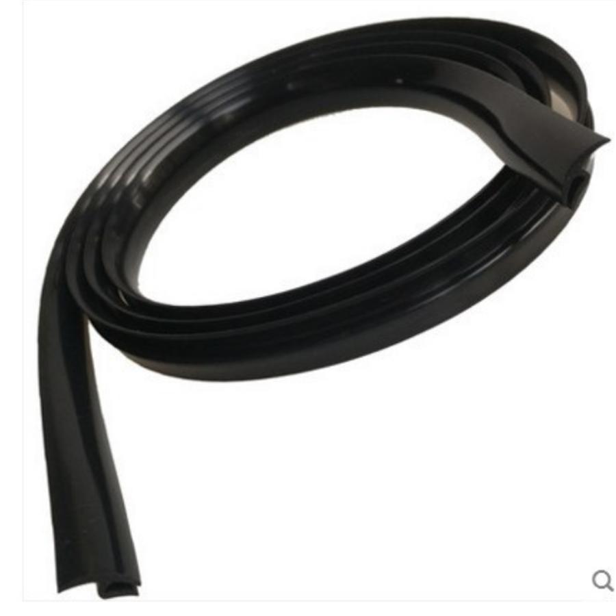 

Установлен на пластиковой панели под стеклоочистителем