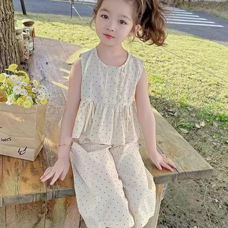 

Летний комплект с цветочным принтом для девочек, свободный топ без рукавов + девять брюк, милый повседневный костюм из двух частей 110 бежевый