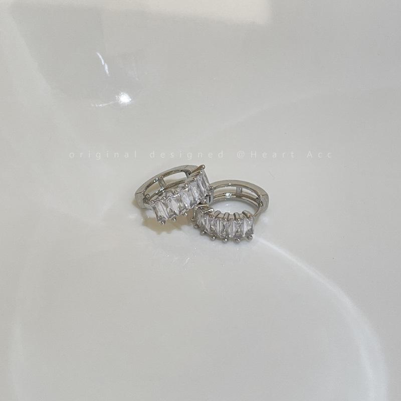 

Exquisite and small zircon round earrings, fashion temperament, high-end ear buckles, niche versatile light luxury earrings, women