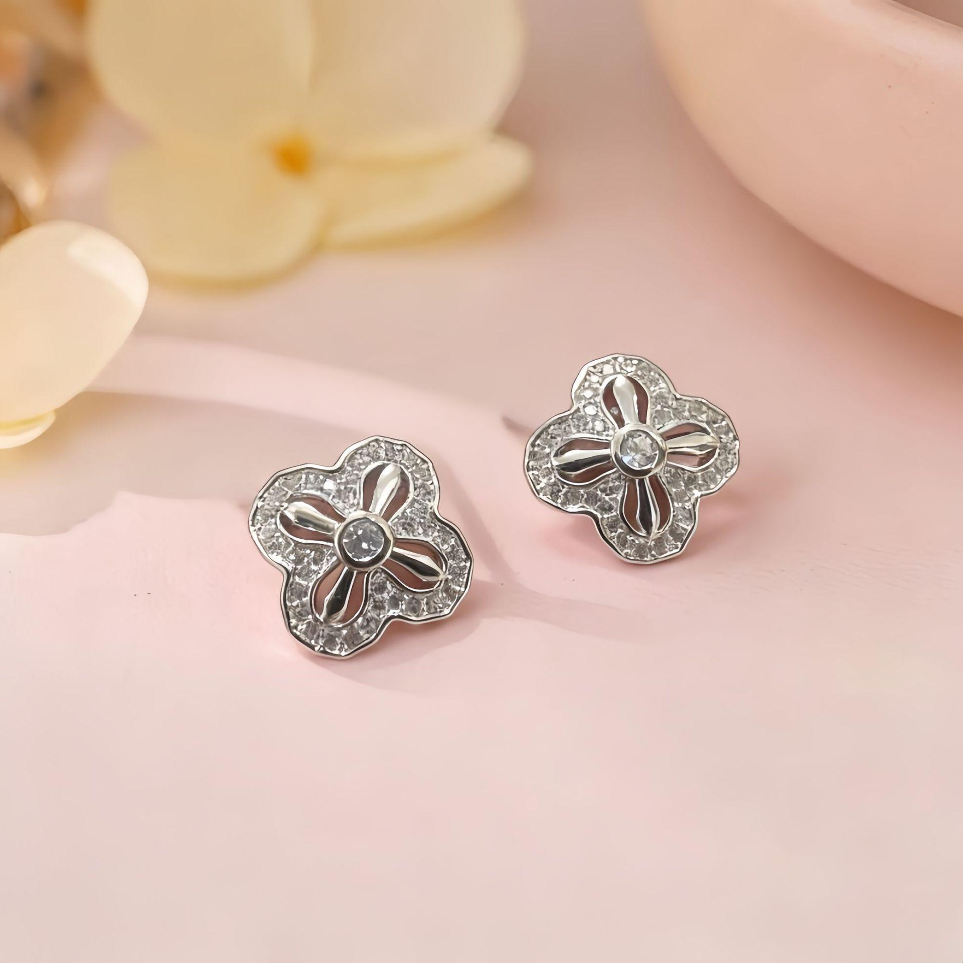 Beixi S999 Silver Needle Four-Leaf Clover Stud Earrings: Fashionable, Versatile, High-End Design.