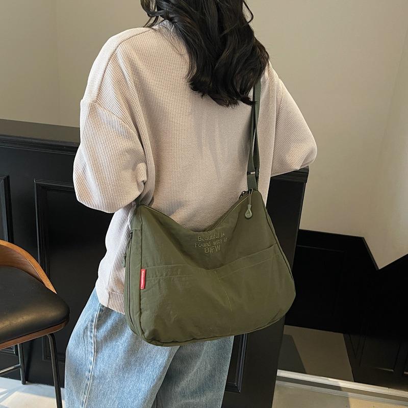Casual waterproof nylon messenger bag shoulder cloth bag female design sense niche retro commuter dumpling bag