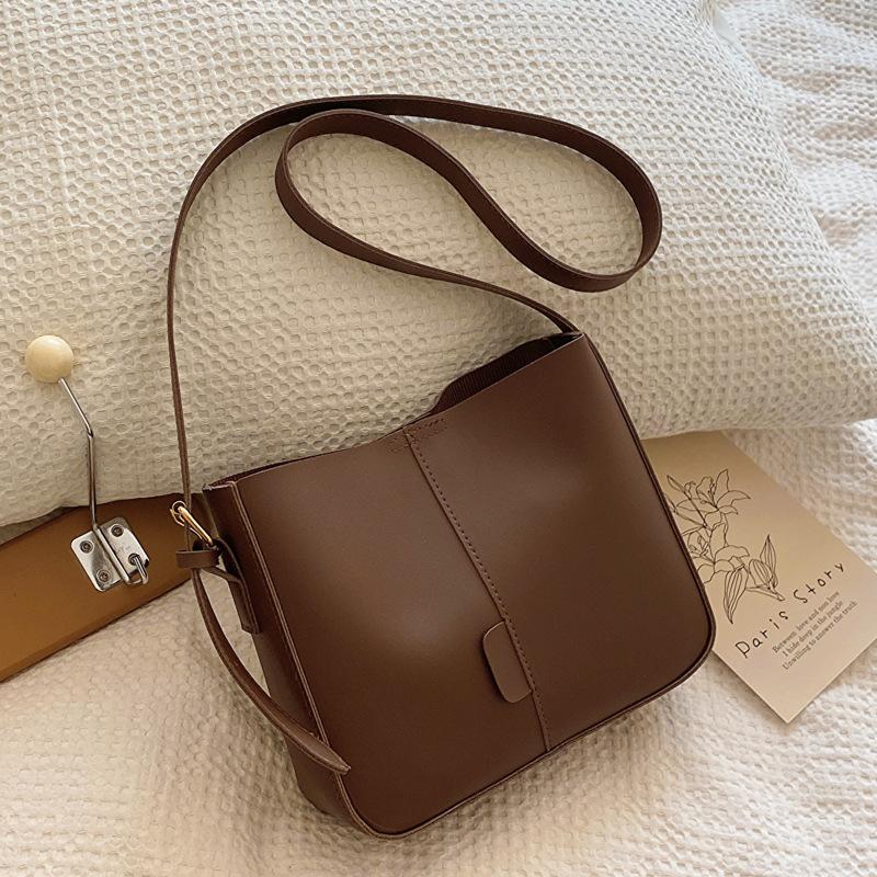 

Новая осенне-зимняя мода и досуг 2025 ретро однотонная большая вместимость текстурная на плечо кроссбоди сумка-ведро женская темно-коричневого