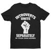 INTROVERTIERTE VEREINIGT Getrennt In Eurem Zuhause Häuser Lustiges T-Shirt Geballte Faust Witz