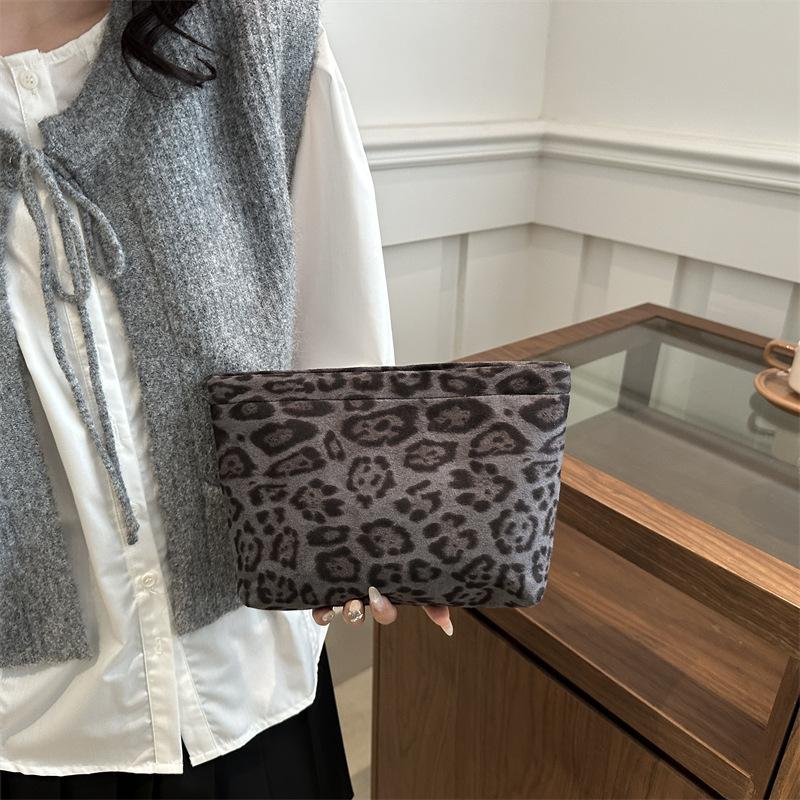 Simple fashion trend small square bag women 2025 new retro trend clutch bag simple large capacity wallet