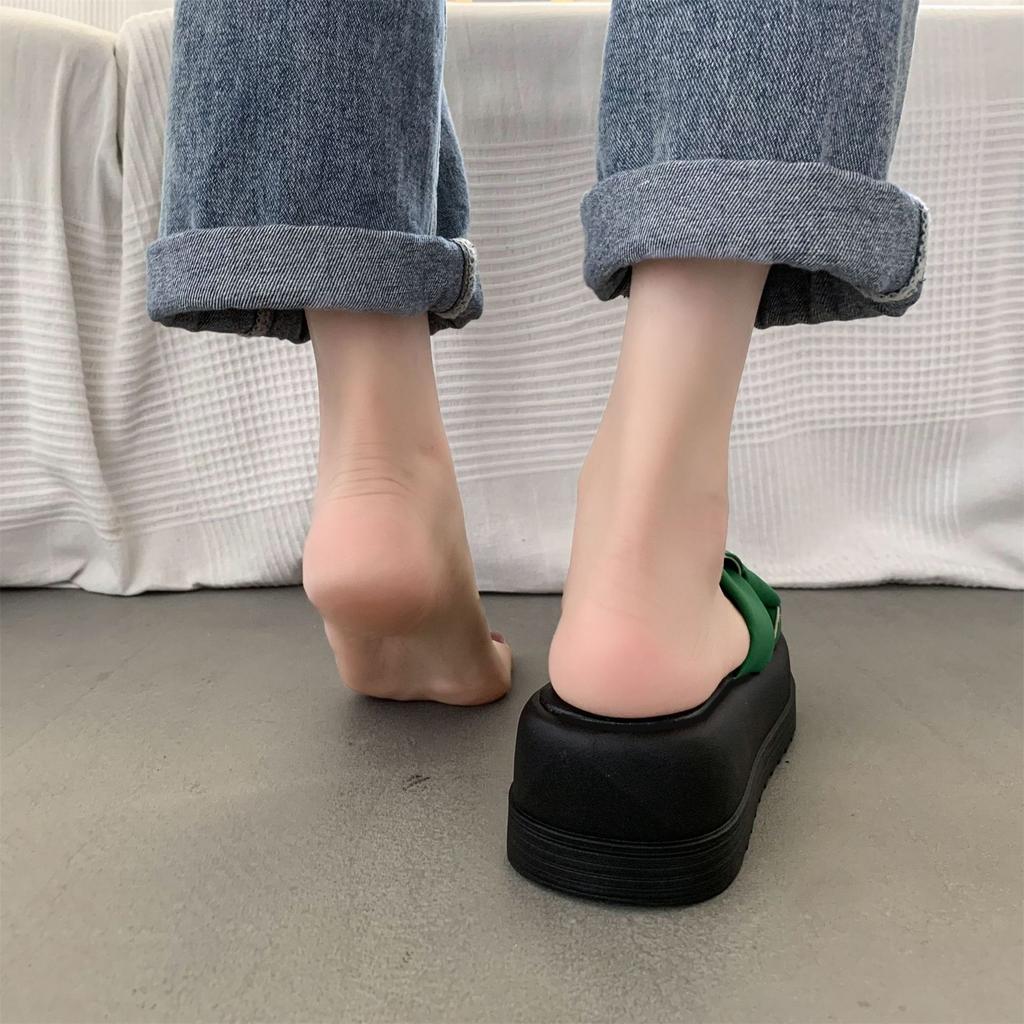 Schwarze Plateauslipper mit Absatz für Damen Sommer 2025 neu Französische High-End-Mode Strandsandalen