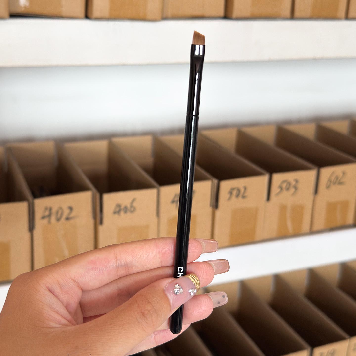 

Xiao Xianger s Retractable Makeup Brushes: Powder, Eyeshadow, Lip, & Foundation Models 109/201/206/300