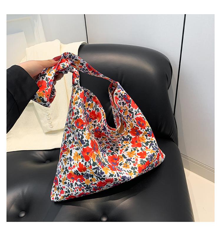 

Интернет знаменитость большой емкости мода иностранный стиль сумка для отдыха 2024 весна новый универсальный ins плечо подмышка сумка сумка красный