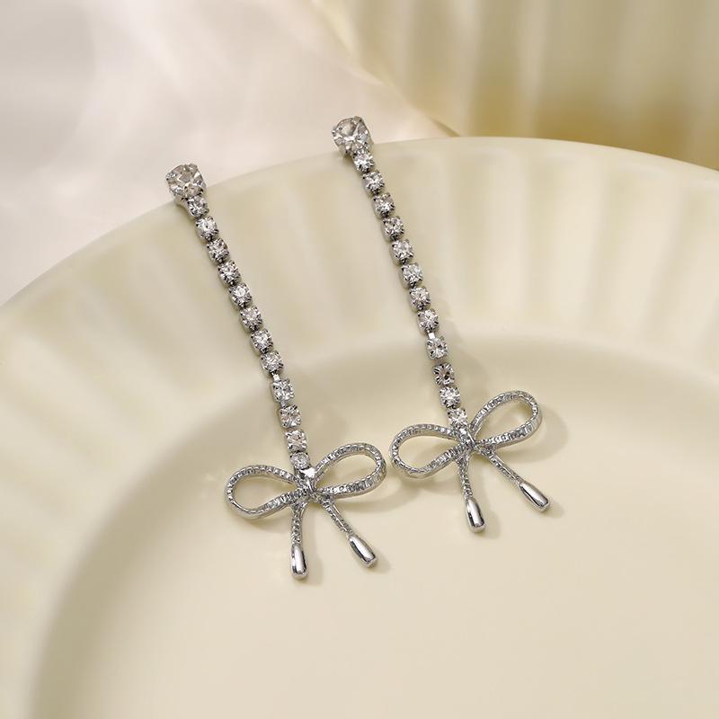 

Серьги темпераментные элегантные и очаровательные металлические с блестящими бриллиантами длинные с бахромой и бантом женские серьги серебряный