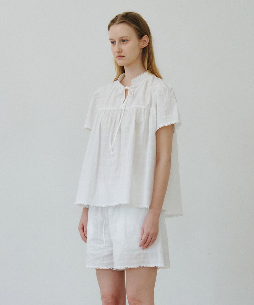 MAIS Lace Trimming Shirred Blouse / White