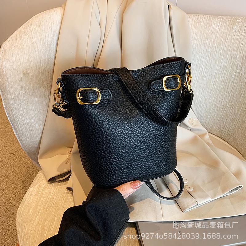 Casual and Simple Portable Mother and Child Bag, Women's Fashion Large-capacity Bucket Bag, European and American Retro Shoulder Messenger Bag.