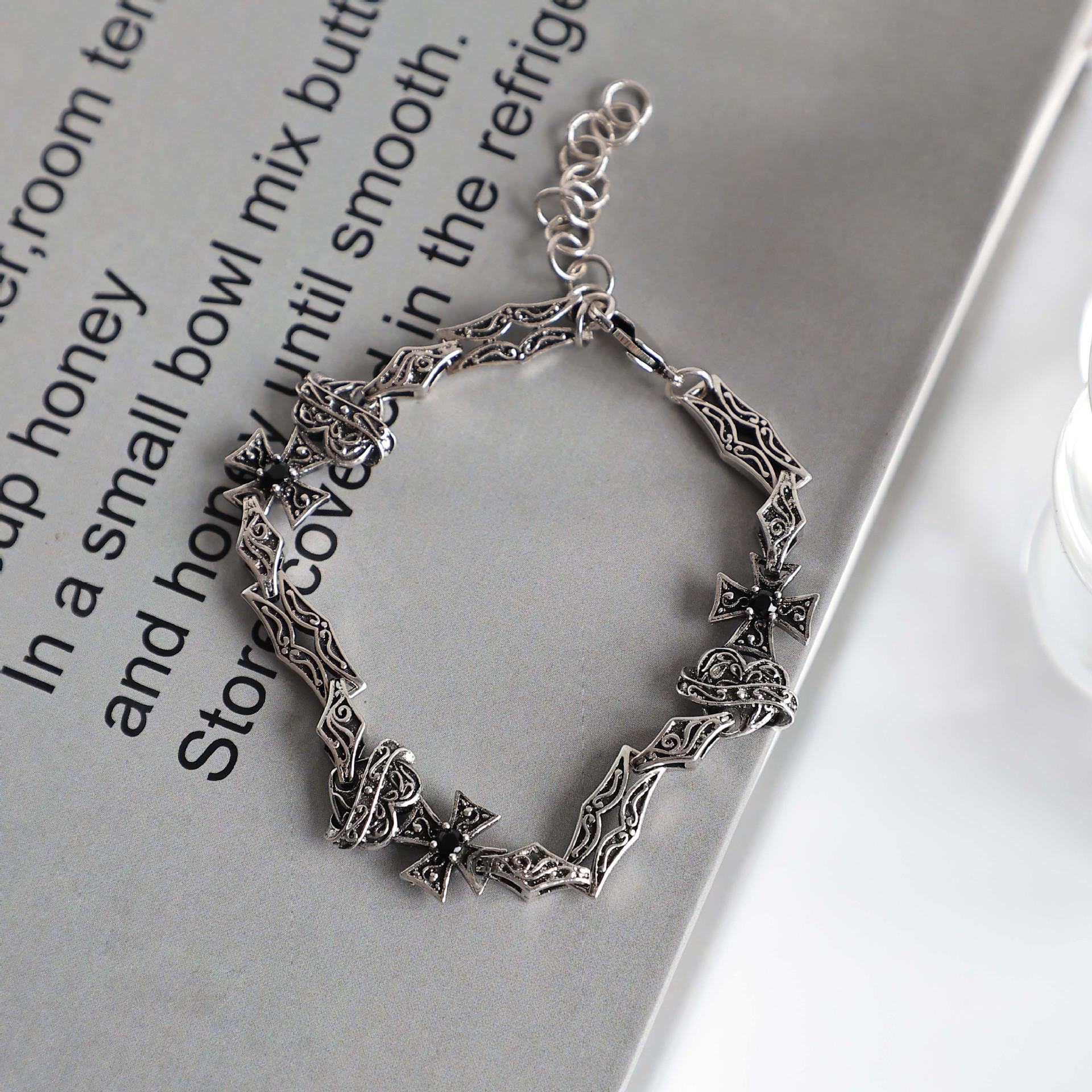 

2025 Women s Fashion Necklace: Silver-Plated Copper, Niche Design, Non-Fading, Elegant Collarbone Chain.