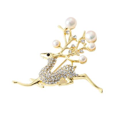 "Yilu Youyou Brooch Women's Fashion Reindeer Christmas Brooch, Niche High-end Style Pin Suit.
