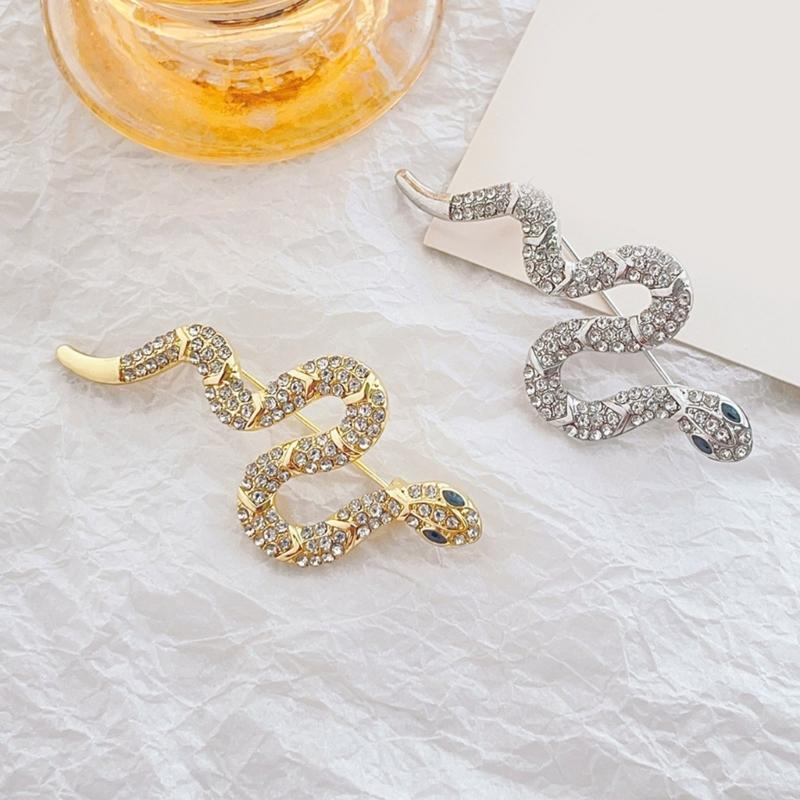 Stylish Serpents Inspired Brooch Fashionable Serpentines Brooch in High Quality Metal with Sparkling Highlight
