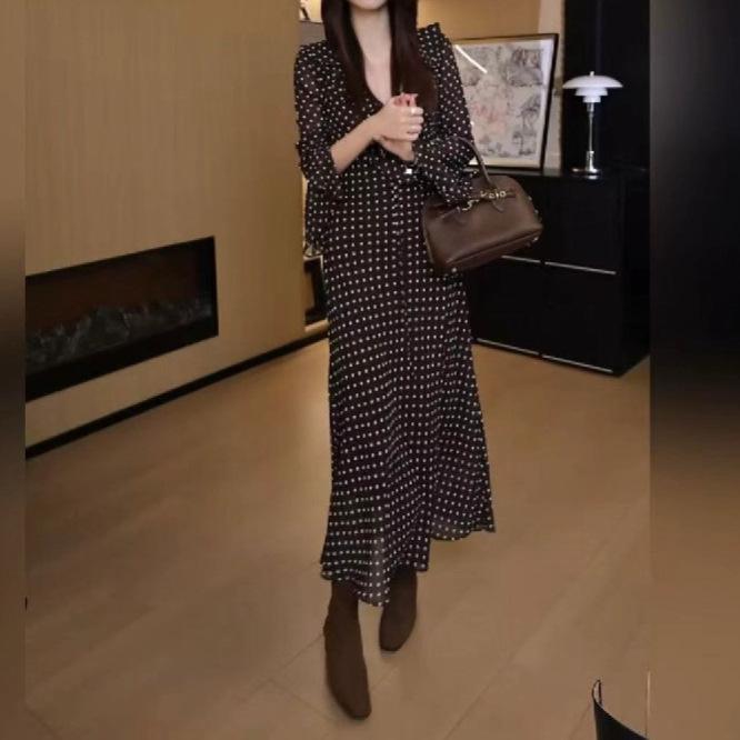 French retro polka dot horn sleeve V-neck long-sleeved dress women's autumn and winter atmosphere senior waist A-shaped long skirt