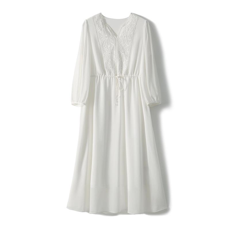 Letní bílé pohádkové šaty vyšívané tenkými a splývavými hedvábnými šaty z Georgie