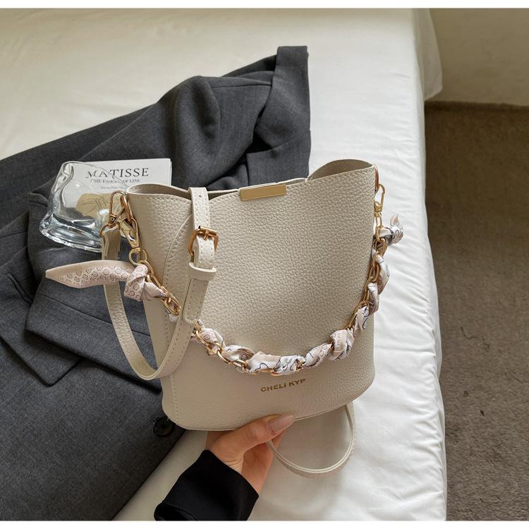 Handheld bucket bag women's 2025 new shoulder Korean version messenger bag popular commuter niche design simple handbag