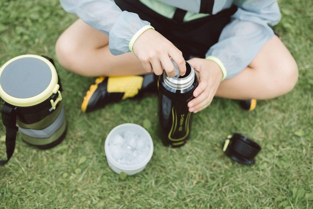 Thermos Vacuum Insulated Ice Container Bottle for Carrying Navy (Thermos Ice) FHK-2200NVY