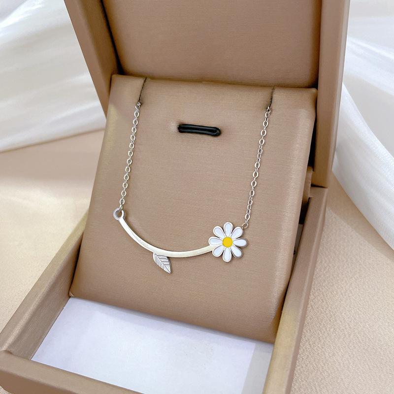 Titanium Steel Leaf Flower Minimalist Stove Real Gold Necklace Female Collarbone Chain Accessories