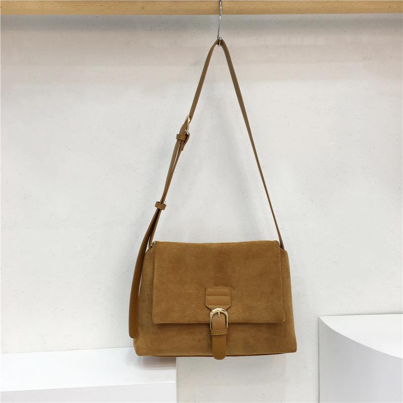 

Осенне-зимняя ретро матовая сумка для женщин, новая сумка-мессенджер в студенческом стиле из искусственной замши, элегантная сумка под мышкой Caramel mocha