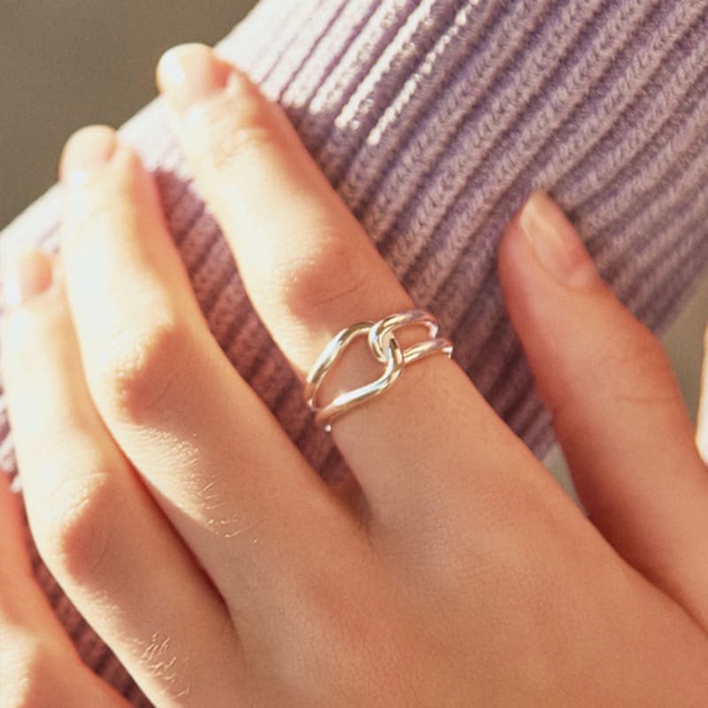Charmy silver knot-ring