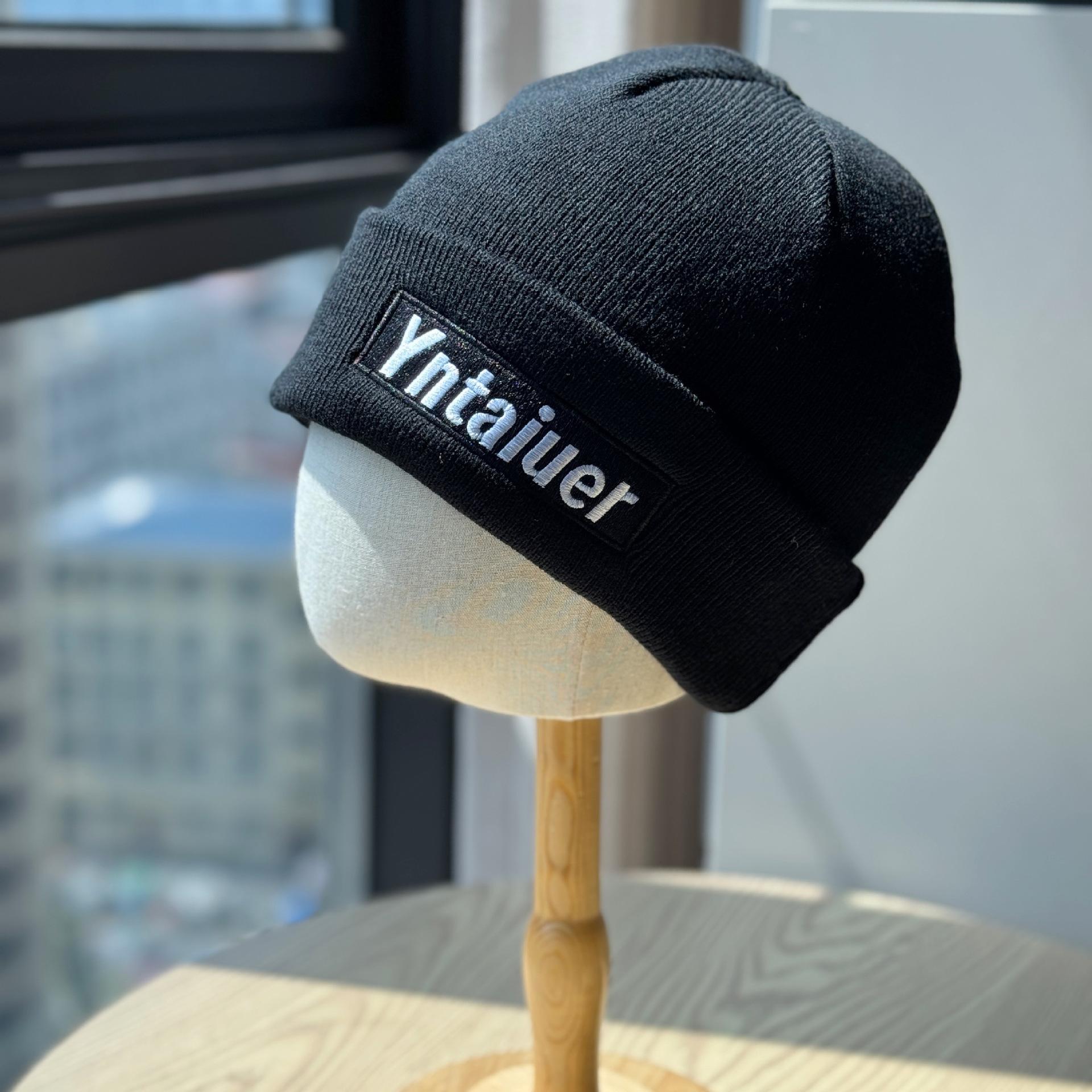 

Вязаная шерстяная шапка с вышивкой букв для мужчин и женщин, осенне-зимняя, уличная, трендовая, универсальная, подчеркивающая лицо, маленькая, пуловер, теплая шапка one size