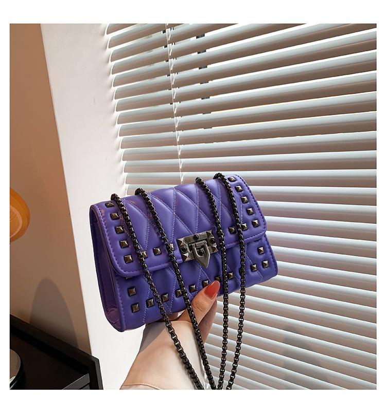 

Оптовая простая и модная маленькая квадратная сумка женская 2025 лето новая ретро заклепки иностранный стиль сумка на плечо сумка-мессенджер фиолетовый