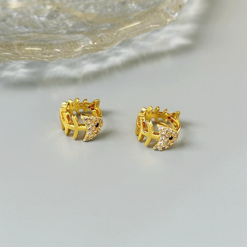 

Manufacturer S Supply Simple Temperament Creative Cute Cat Fish Bone Ear Buckle Diamond Zircon Earrings Spot золотой