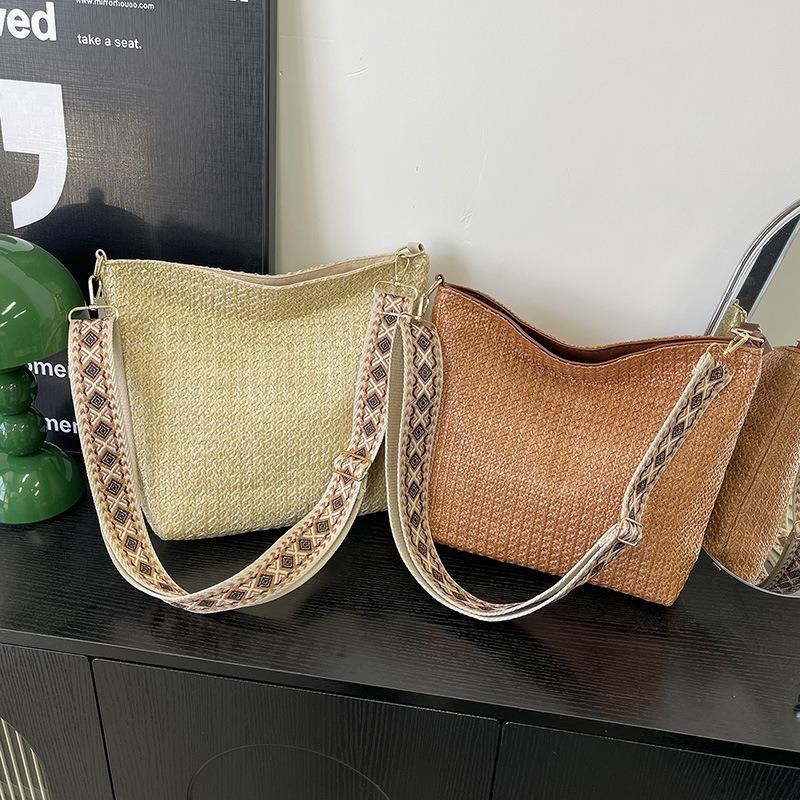 New woven hand-woven straw bag New trendy fashion shoulder bag Large capacity leisure vacation bucket bag