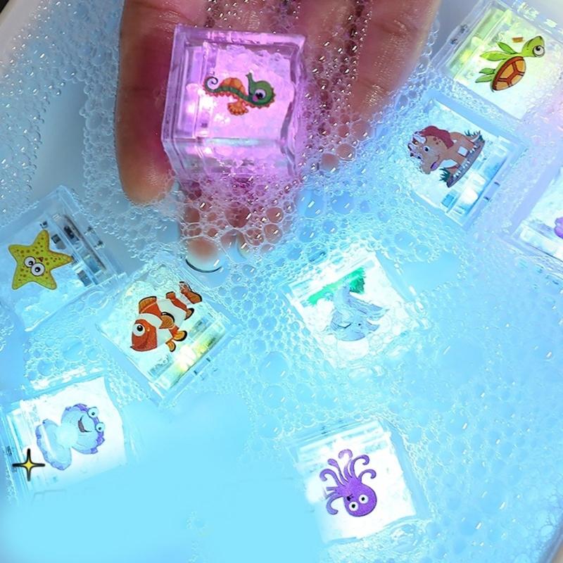 12 Stück Sicher für Kinder Wasseraktivierte leuchtende Bade-Eisblöcke mit Cartoon-Motiven für Badespaß zu Hause und am Pool im Urlaub