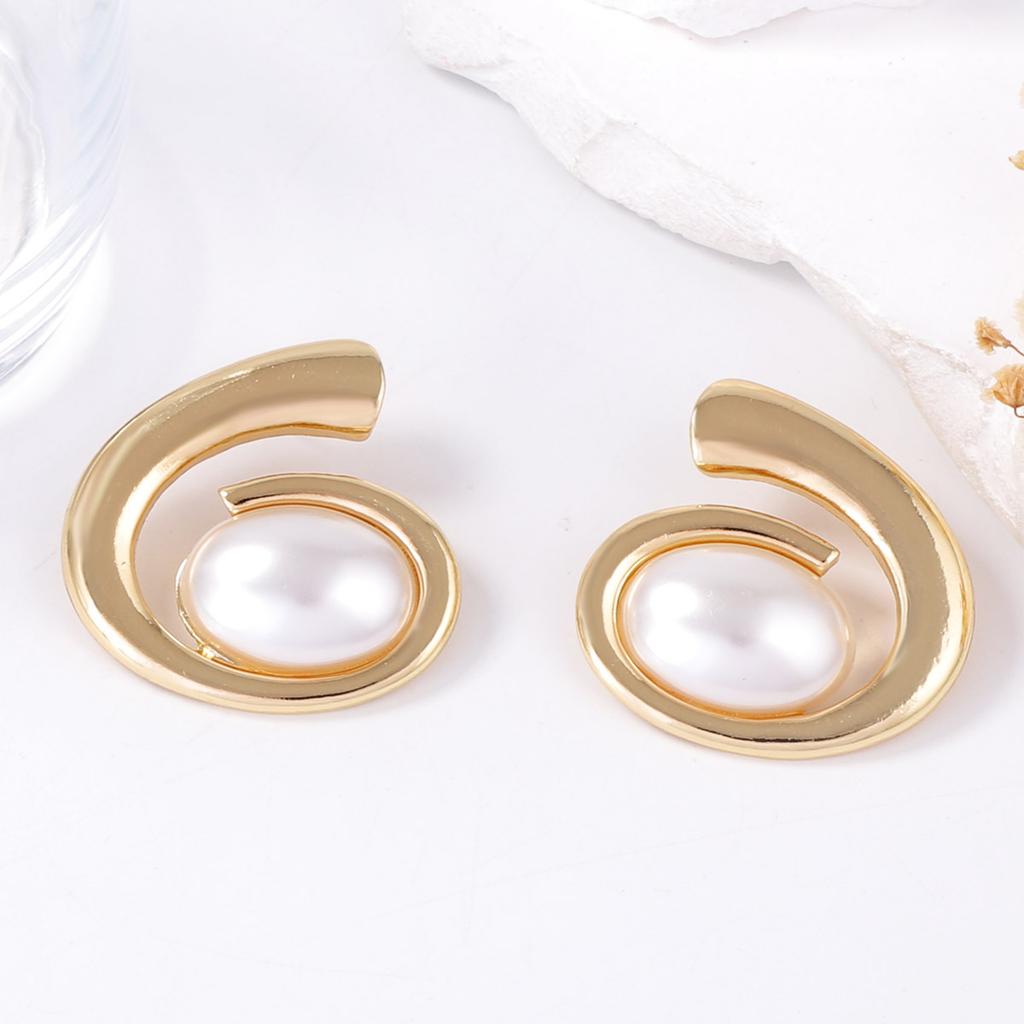 Fashionable and trendy alloy geometric spiral imitation pearl ear studs, retro, individual and exaggerated design sense earrings