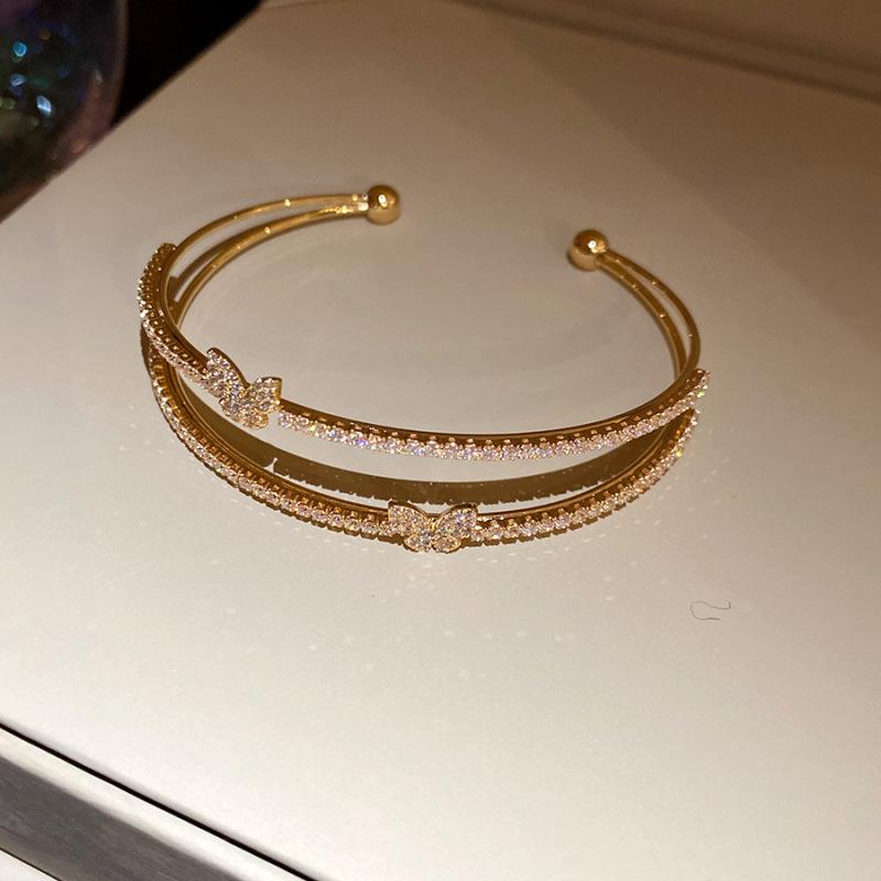 Bracciale con Fibbia a Ferro di Cavallo in Zirconia Placcato Oro - Accessorio di Lusso Chic e Versatile