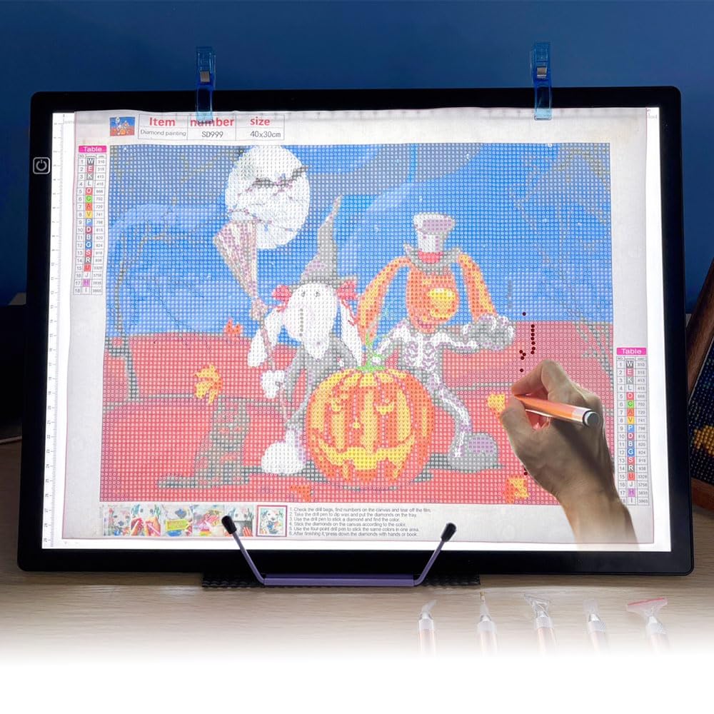 

Время творчества Алмазная живопись Световой стол Формат A3 Высокая яркость Без утечки света Со шкалой Без точек Закругленные углы 3 уровня диммирования Легкий для обводки