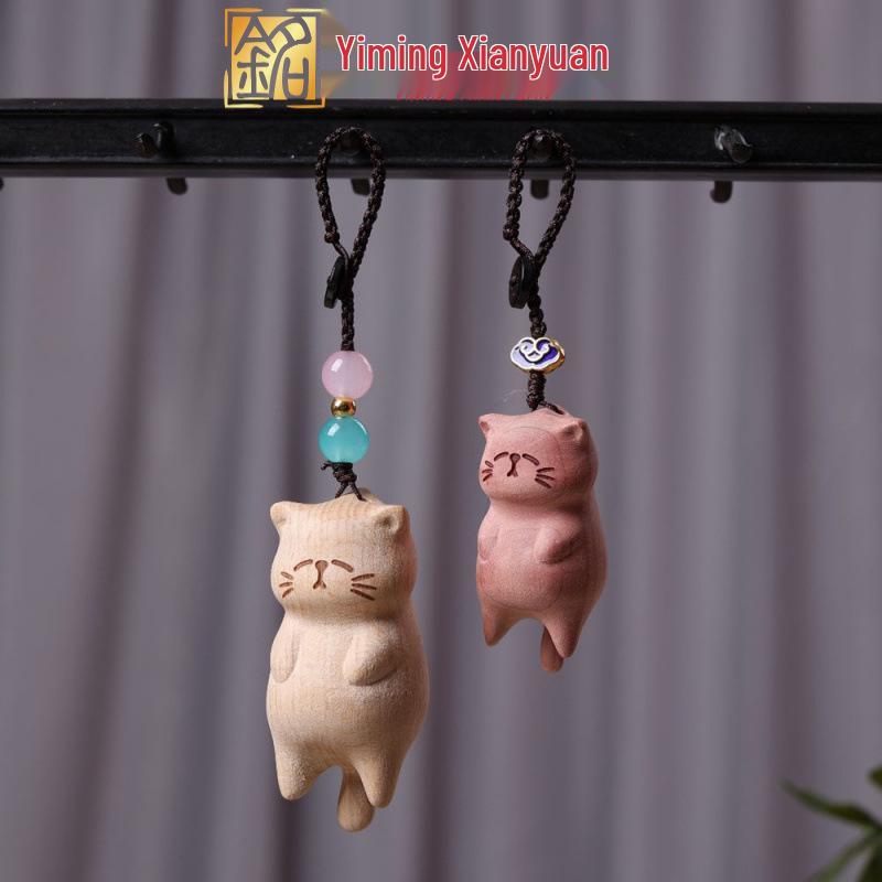 Ключница-подвеска на рюкзак из древесины кипариса кровавого и бука, с вырезанным игривым котенком