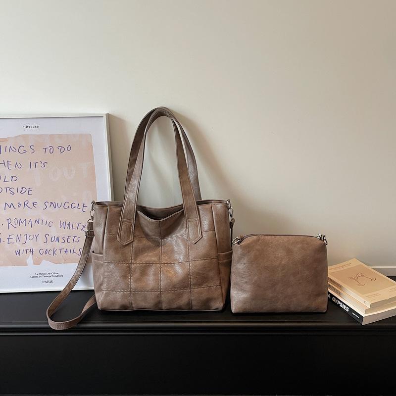 

Handbag: A Large-capacity, Simple, Cross-body Bag for Middle-aged Mothers, with A Single Shoulder Strap. верблюд
