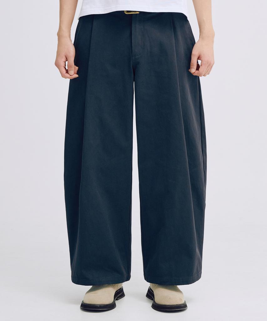 TAKEASY One-Pleat Barrel Fit Cotton Pants (Navy)