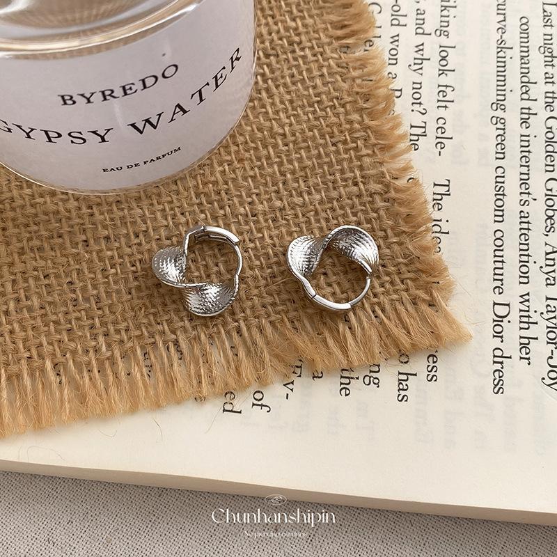 Geometric new ear clips without piercings, simple niche circle twist earrings, cold wind mosquito coil disc earrings, advanced sense
