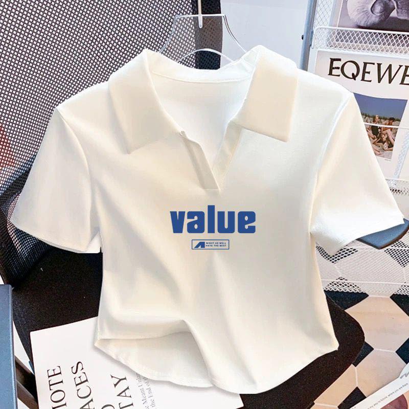 Polo de damă alb din bumbac cu gât în V franțuzesc, umeri drepți și mâneci scurte