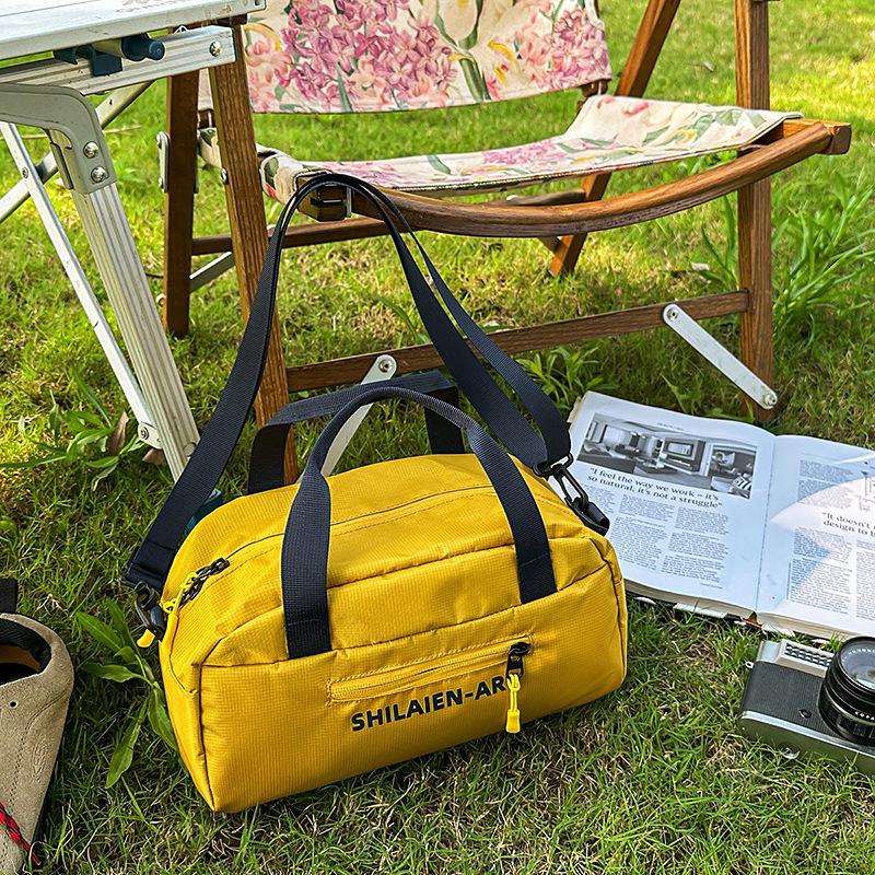 

2025 summer new alphabet sports messenger bag simple casual men s and women s portable outdoor lightweight baseball bag fashion жёлтый