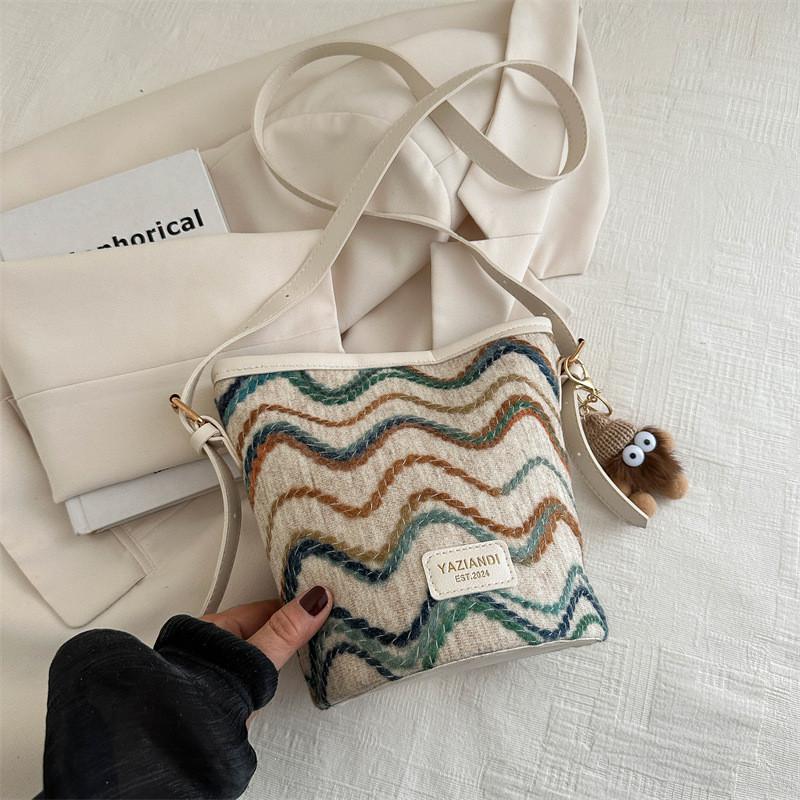 

Трендовая эстетичная сумка-ведро для женщин из мягкой парусины и со стильным дизайном Without Pendant белый