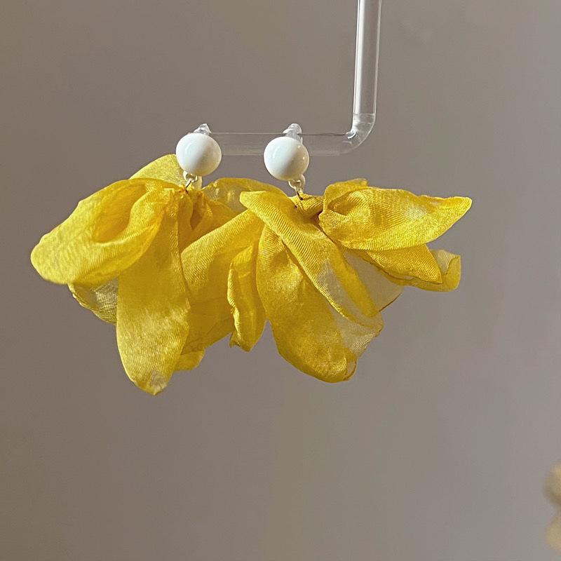 Super fairy yellow mesh flower earrings 2025 new seaside vacation style stud earrings niche high-end temperament earrings