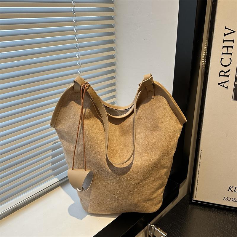 Autumn new retro large-capacity shoulder bag women's fashion versatile messenger bag commuter underarm bag